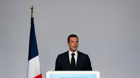 Jordan Bardella exige une dissolution ou la démission de Macron avant le vote de confiance
