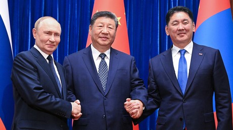 Réunion tripartite à Pékin : entre dialogue politique, mémoire commune et nouveaux projets énergétiques