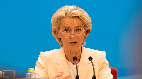 Ursula von der Leyen trollée pour une fake news sur son vol en Bulgarie