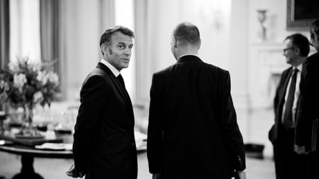 Macron appelle sa coalition à s’allier avec les socialistes pour débloquer la crise