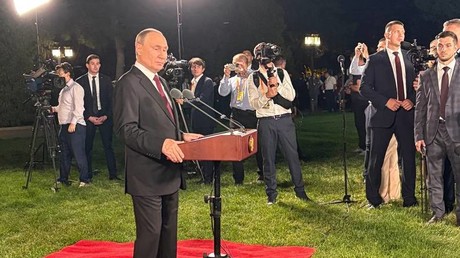 Poutine donne une conférence de presse à l'issue de sa visite en Chine