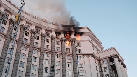 Le siège du gouvernement ukrainien endommagé par une frappe, selon Kiev (VIDÉOS)