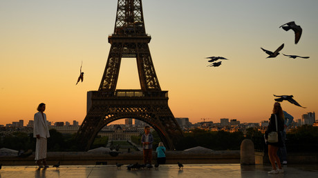 Paris : Anne Hidalgo veut faire graver les noms de 72 femmes scientifiques sur la Tour Eiffel