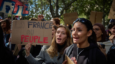 «Les gens n'en peuvent plus» : les Français commentent leur vie sous la présidence de Macron