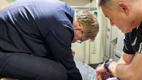 Russie : le ministre de la Santé filmé en train de porter assistance à un homme sur un vol Moscou-Hanoï