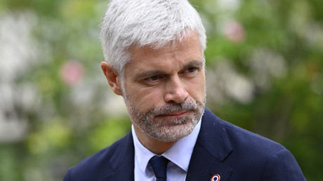 Laurent Wauquiez signe la pétition de Philippe de Villiers pour un référendum sur l'immigration