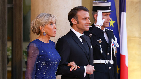 Les Macron veulent présenter des preuves photographiques et scientifiques pour attester la féminité de Brigitte