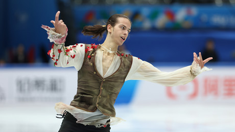 JO 2026 : le patineur russe Petr Goumennik s’offre la première place lors des qualifications à Pékin