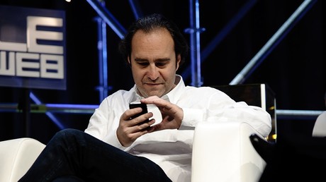 Free offre un VPN gratuit : contournement des restrictions pornos et saisine de l’Arcom