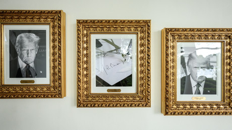 À la Maison Blanche, Trump remplace le portrait de Biden… par une machine à signer