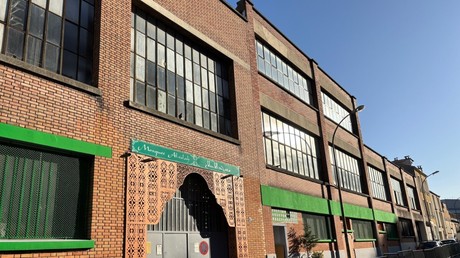 Têtes de cochon devant des mosquées : un suspect serbe visé, une piste russe évoquée mais pas de preuves