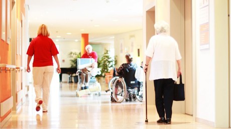 750 000 seniors en «mort sociale» : l’isolement extrême explose en France