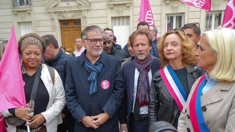 Vilipendés dans la rue, contestés en interne : les socialistes au bord de la rupture avec la gauche