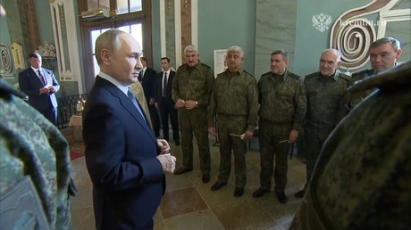 Poutine célèbre son anniversaire à Saint-Pétersbourg en rencontrant des militaires et en saluant leur courage et leur héroïsme