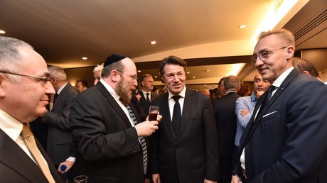 Nice : Christian Estrosi visé par des affiches dénonçant son engagement pro-israélien, la Ville porte plainte