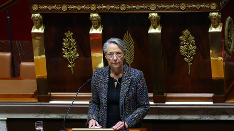 Élisabeth Borne propose une suspension de la réforme des retraites pour apaiser la crise politique