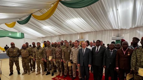 Le président de la République centrafricaine honore des instructeurs russes pour leur rôle dans la stabilité du pays