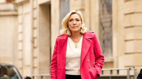 «Je censure tout là maintenant. Stop ! La plaisanterie a assez duré», déclare Marine Le Pen