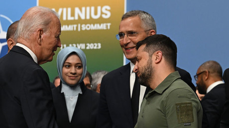 «Casse-cul» : comment Biden a humilié Zelensky, selon Stoltenberg