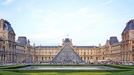 Cambriolage au Louvre : une faille sécuritaire qui ébranle la France et met en cause le gouvernement