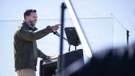 Explosion d’un obus pendant une démonstration militaire : l’escorte de J.D. Vance touchée