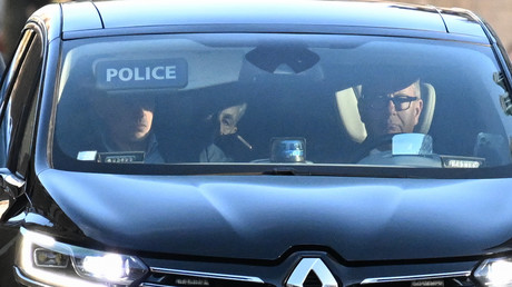 Nicolas Sarkozy protégé par deux policiers en prison : un dispositif inédit qui suscite le débat