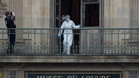 Plus de 150 prélèvements de traces après le vol au musée du Louvre