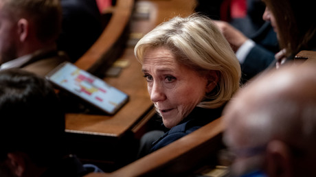 Budget 2026 : les socialistes agitent la censure, Marine Le Pen dénonce «du bidon»