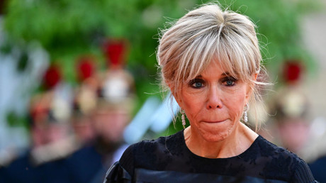«Brigitte Macron dit Jean-Michel» : la femme du président français enregistrée sur le site fiscal… sous un nom masculin