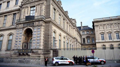 Cambriolage du Louvre : les deux suspects reconnaissent partiellement les faits, les bijoux restent introuvables