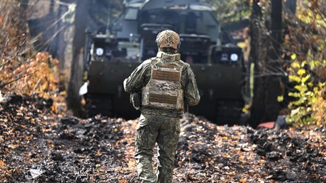 Les soldats ukrainiens, encerclés par l’armée russe, commencent à se rendre à Krasnoarmeïsk, dans le Donbass