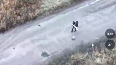 Deux civils brandissant un drapeau blanc tués par des drones de Kiev près de Koupiansk (VIDEO)