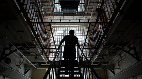 Royaume-Uni : au moins quatre prisonniers libérés par erreur toujours en fuite