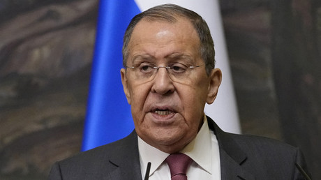 «Que des rêves» : Lavrov balaie les propos de Macron sur le règlement du conflit ukrainien