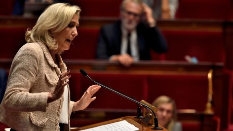 «Un village Potemkine» : Marine Le Pen tacle Sébastien Lecornu sur le budget de la défense