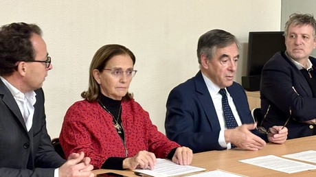 Fillon appelle Macron à démissionner pour sauver la France