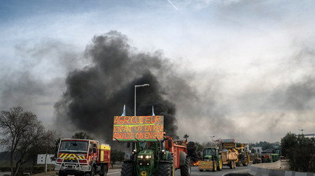 Des agriculteurs manifestent devant la résidence des Macron au Touquet
