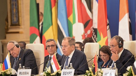 «Le colonialisme occidental a détruit le chemin historique naturel des peuples d’Afrique»  affirme Sergueï Lavrov lors du second jour du Forum ministériel Russie-Afrique au Caire