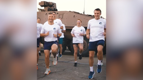 En short face aux soldats : la mobilisation version Macron vire au fitness (VIDÉO)