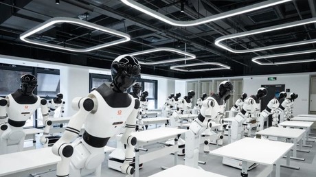 La Chine forme ses robots humanoïdes dans des «écoles» avant leur entrée en service
