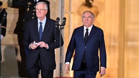 «Il a changé de Premiers ministres plus vite que Samantha Jones ne changeait de petits amis» : quand Politico se paie Macron