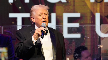 Donald Trump se moque de George Clooney après sa naturalisation et dénonce l’immigration en France