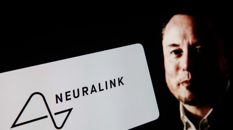 Implants cérébraux : Musk promet une production massive dès 2026 et une chirurgie quasi automatisée