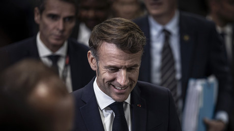 «Caniche», «larbin» : indignation en France après la réaction de Macron à l’opération militaire américaine au Venezuela