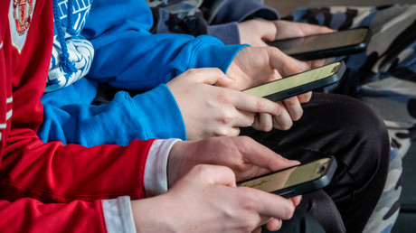 Réseaux sociaux : l’ANSES alerte sur les effets néfastes chez les ados français