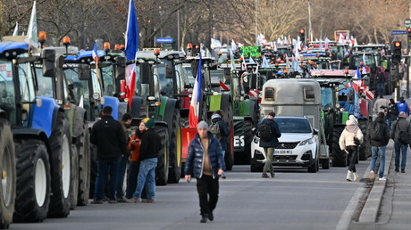 Agriculteurs en colère : des centaines de tracteurs entrent dans Paris
