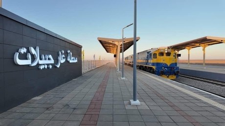 Algérie : après la pose des voies ferrées, le train du désert Béchar-Gara Djebilet attend le feu vert pour rouler