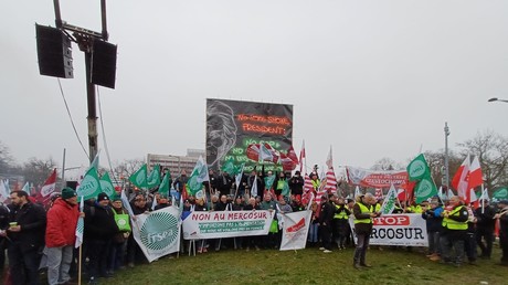 Mercosur : des milliers d’agriculteurs manifestent leur colère devant le Parlement européen