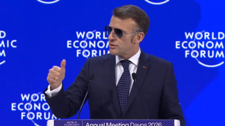«Flop Gun» : les lunettes d’Emmanuel Macron à Davos font plus parler que son discours