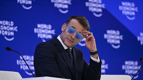 Zakharova : à Davos, Macron a «retrouvé la vue» grâce à ses lunettes «magiques»